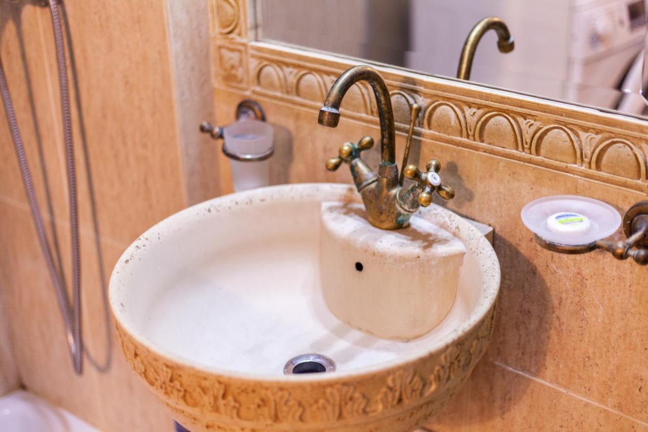 Spacious Apartment In City Centre Iasi Eksteriør billede